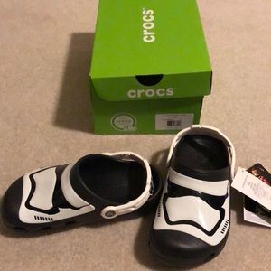 NWT crocs size 2 juniors; roomy fit